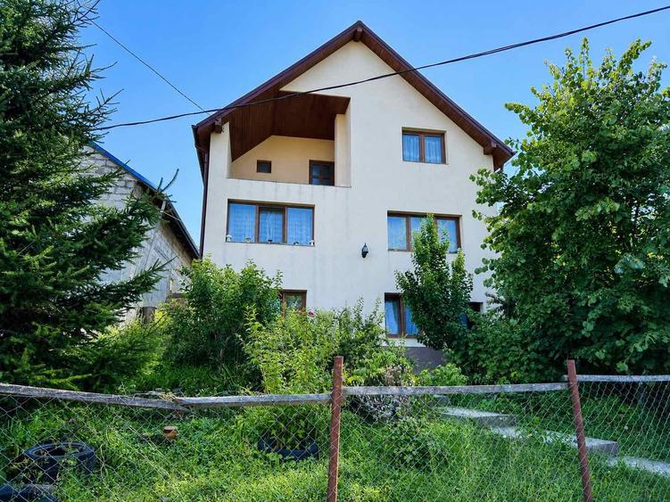 Casă individuală cu 5 camere cu Teren 2002 Mp în Central