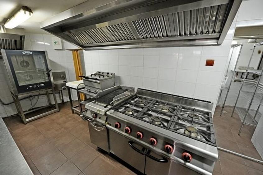 Spațiu comercial, de 900 mp, în P-ța Universității