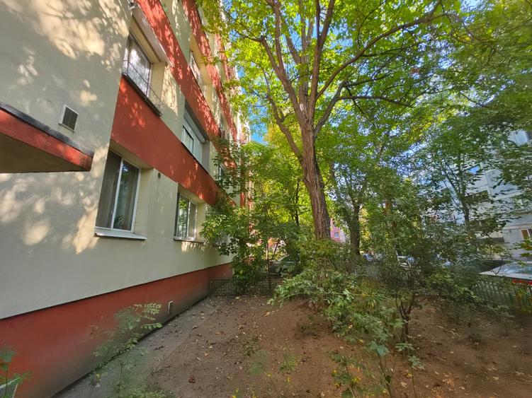 Apartament cu 4 camere decomandat în Rahova