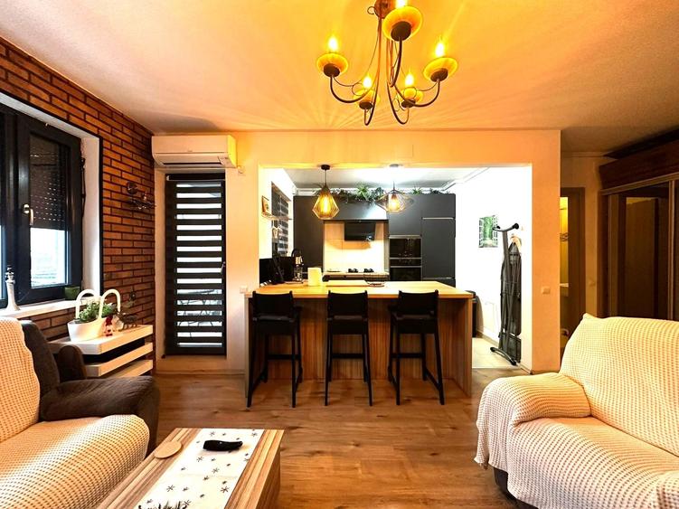 Apartament cu 3 camere semidecomandat, mobilat în Băneasa