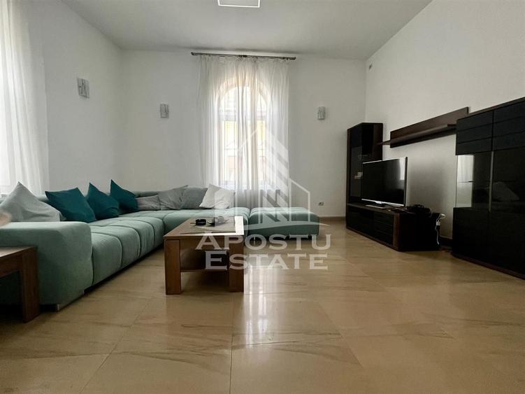 Apartament cu 4 camere circular, mobilat în Central