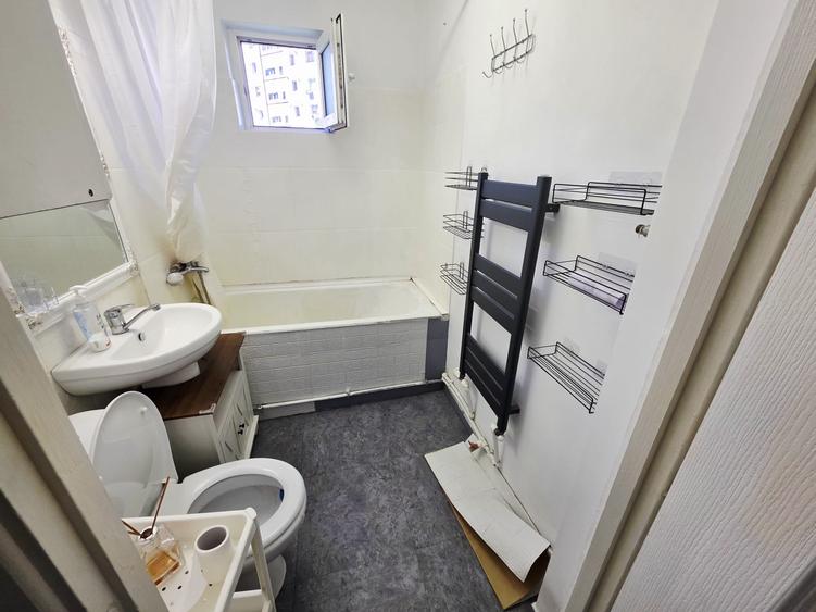 Apartament cu 3 camere semidecomandat în Dacia