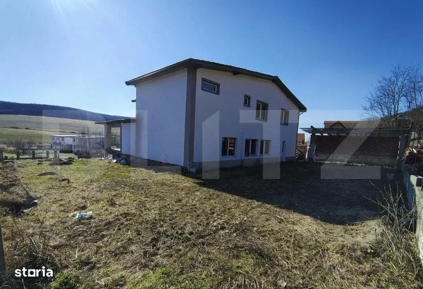 Casă cu 4 camere cu Teren 1000 Mp în Tofalău