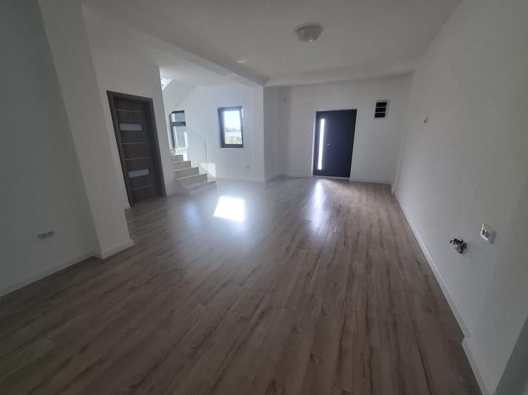 Casă individuală cu 5 camere cu Canalizare în Tunari