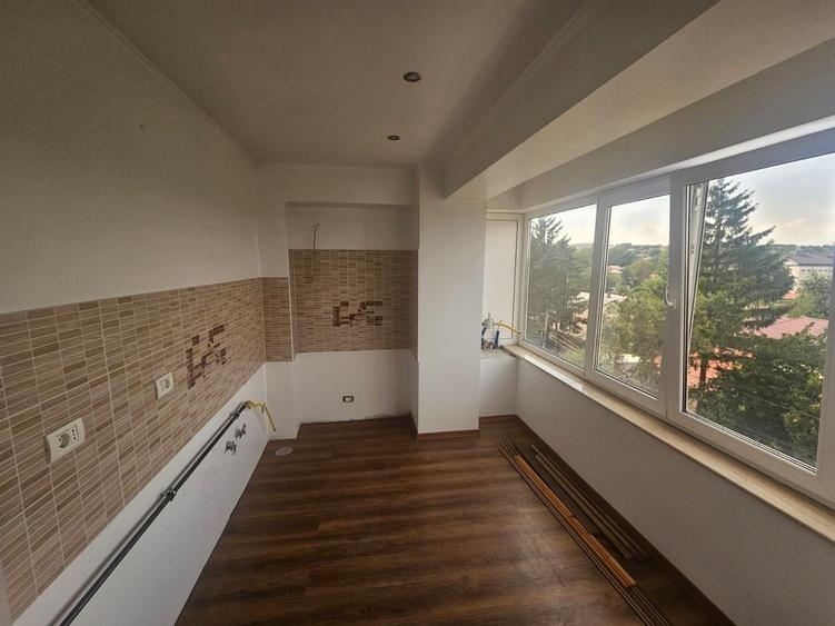 Apartament cu 3 camere decomandat în CFR
