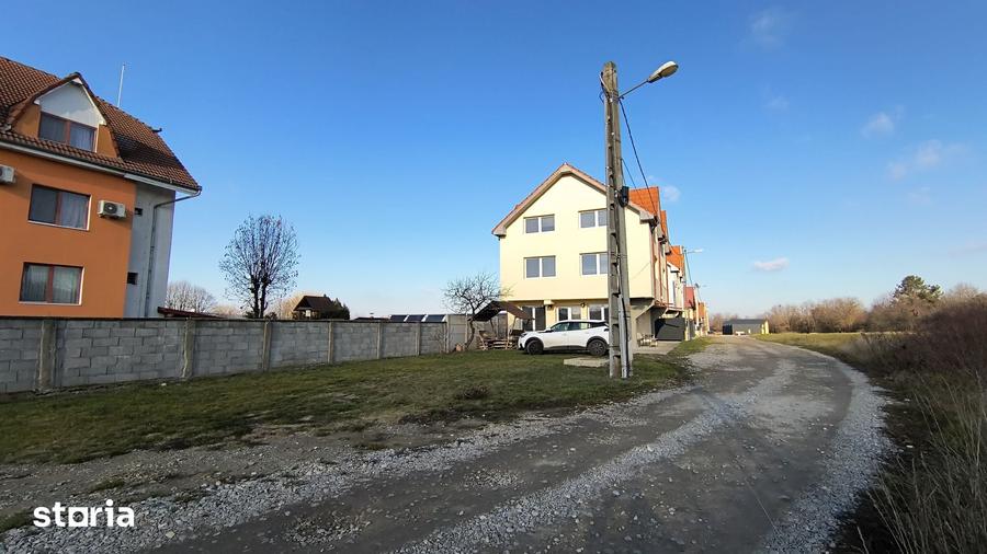 Casă cu 10 camere cu Teren 300 Mp în Sânmartin
