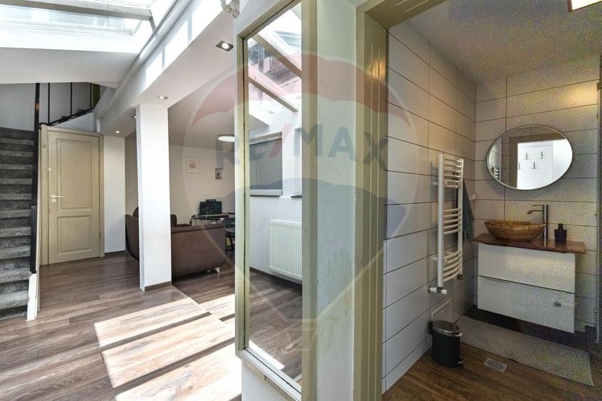 Apartament cu 3 camere nedecomandat, mobilat în Schei
