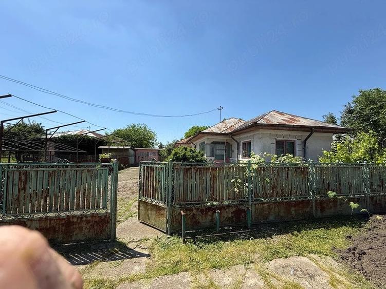 Casă cu Teren 1097 Mp în Pietroșani