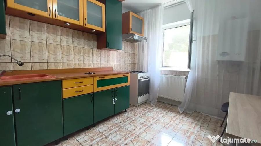 Apartament cu 3 camere decomandat în Piața Centrală