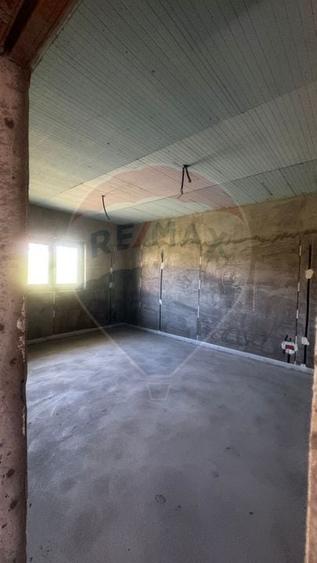 Casă individuală cu 4 camere cu Teren 1000 Mp în Șcheia