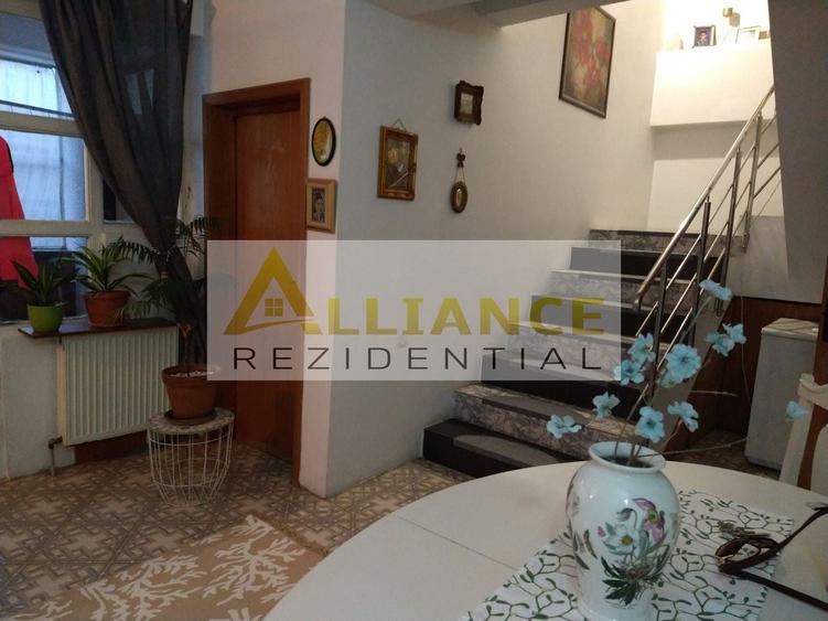 Casă individuală cu 6 camere cu Canalizare în Central