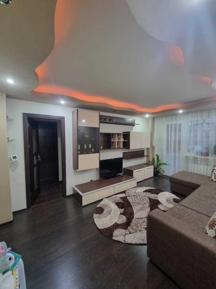 Apartament cu 3 camere semidecomandat în Craiovița Nouă