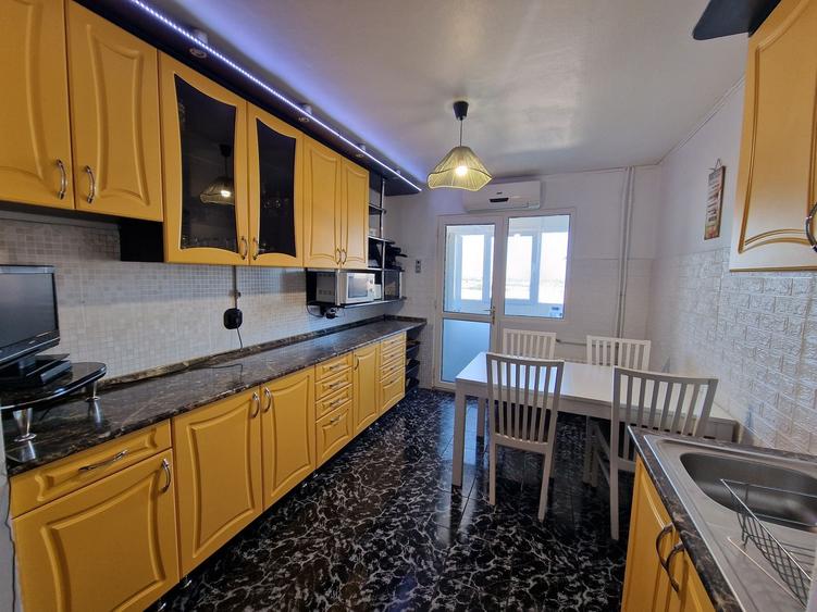 Apartament cu 3 camere decomandat în Rogerius