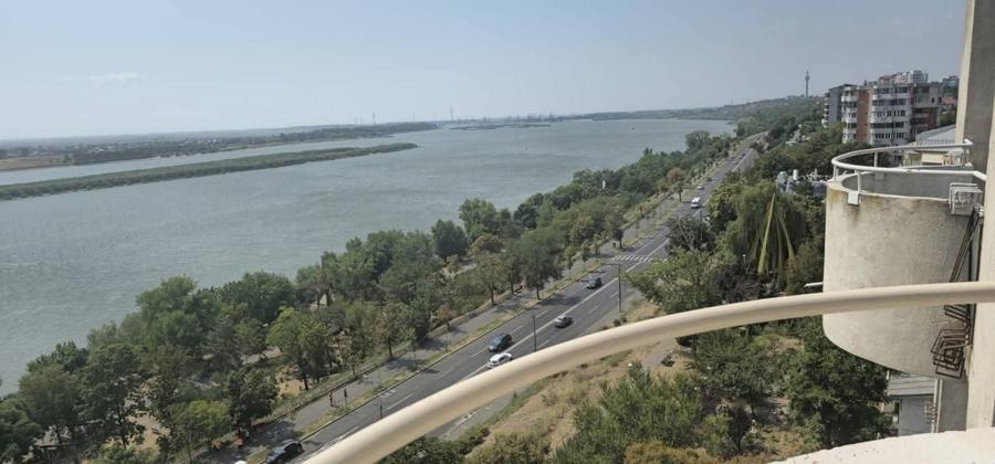 Apartament cu 3 camere decomandat în Faleză