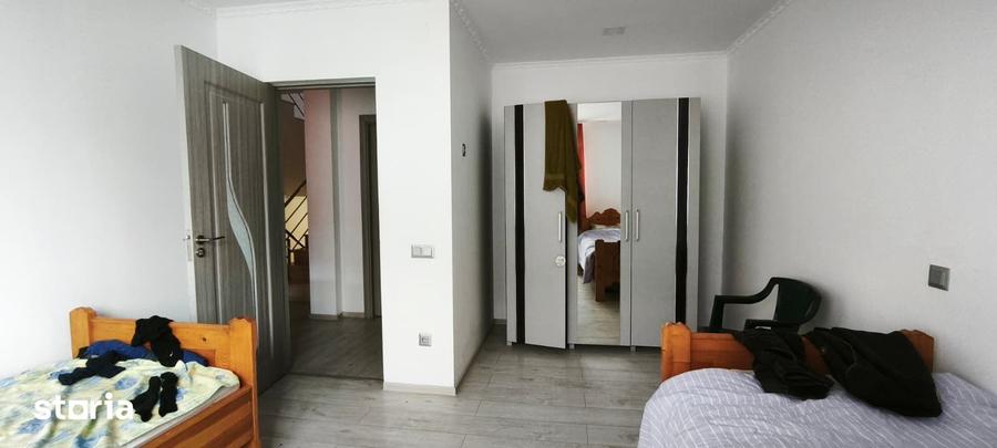 Casă cu 6 camere cu Teren 500 Mp în Criș