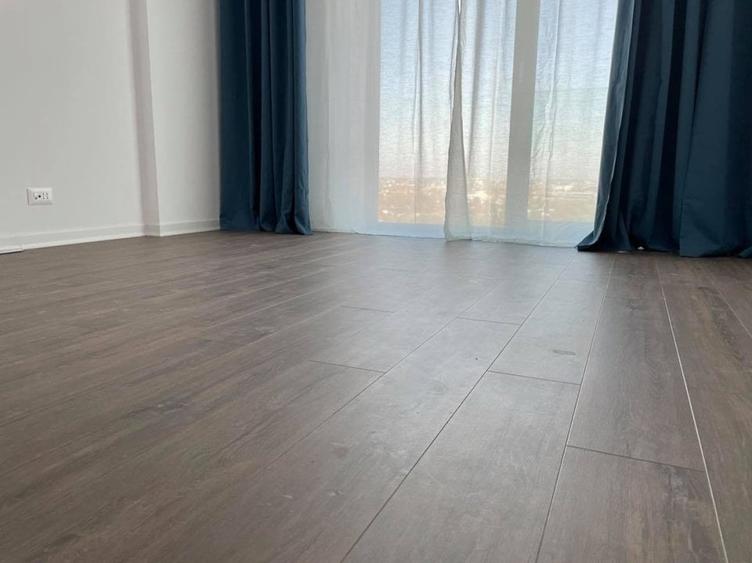 Apartament cu 3 camere semidecomandat în Aviației