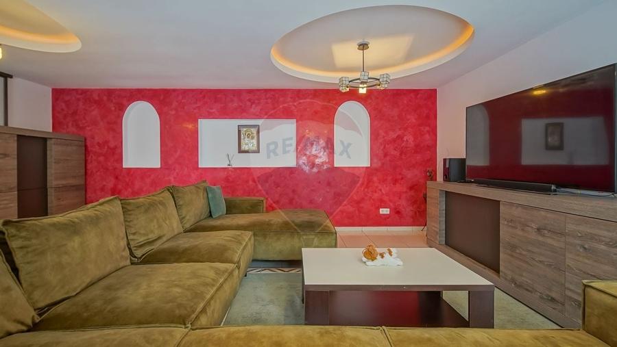 Casă cu 7 camere cu Teren 300 Mp în Central