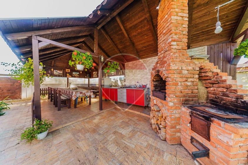 Casă individuală cu 5 camere cu Piscina în Fântânele