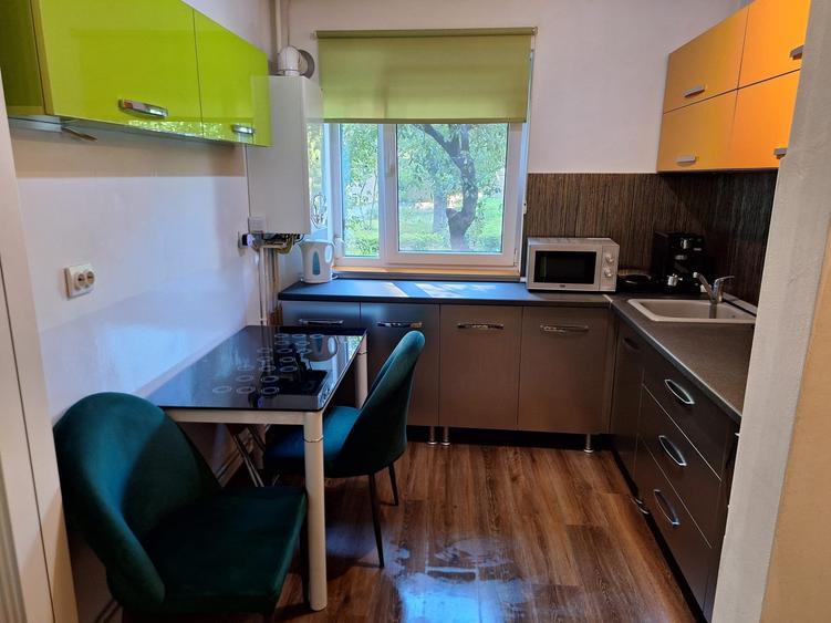 Apartament cu 2 camere semidecomandat, mobilat în Piața Centrală