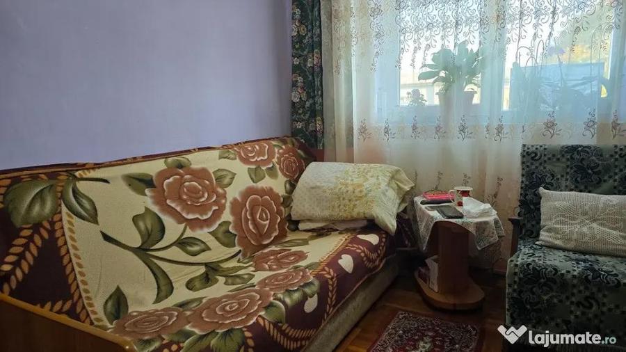 Apartament cu 3 camere decomandat în Minerul