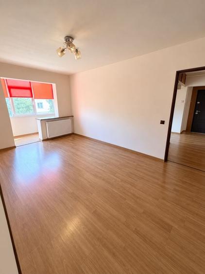 Apartament cu 3 camere semidecomandat în Km 4