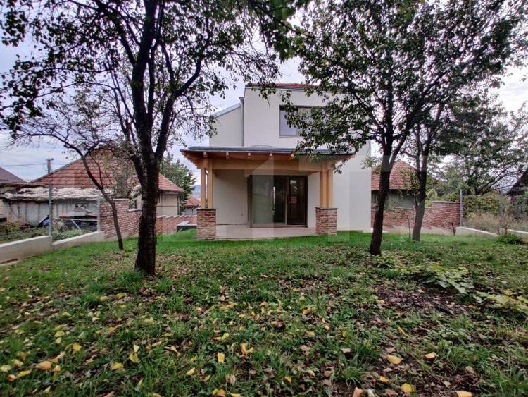 Casă individuală cu 4 camere cu Canalizare în Dâmbul Rotund