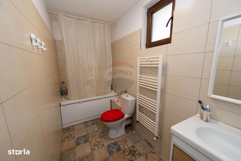 Casă cu 4 camere în Săbăreni
