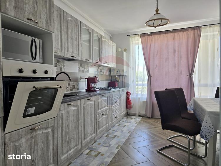 Apartament cu 3 camere decomandat în Cristian