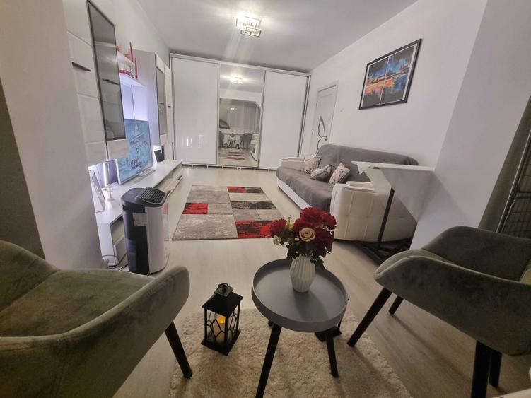 Apartament 3 camere - semidecomandat - etaj 1 - Micro 17 - 3