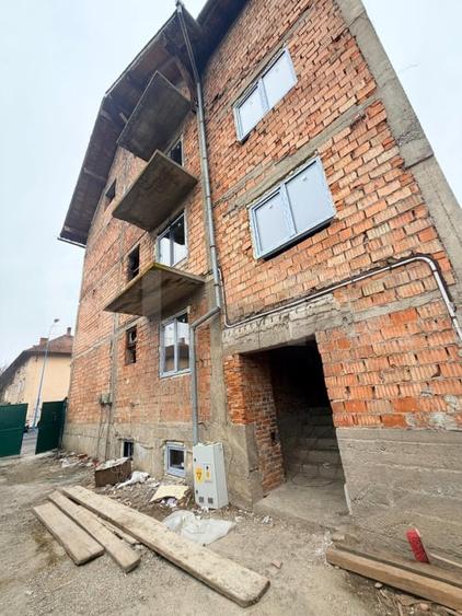 Apartament cu 3 camere decomandat în Tractorul