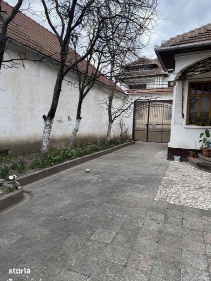 Casă cu 5 camere cu Teren 361 Mp în Central