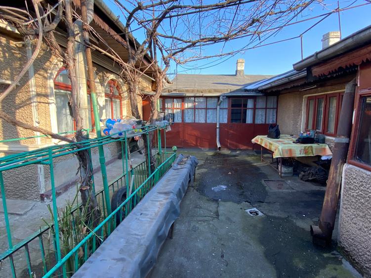 Casă individuală cu 5 camere cu Canalizare în Industriilor