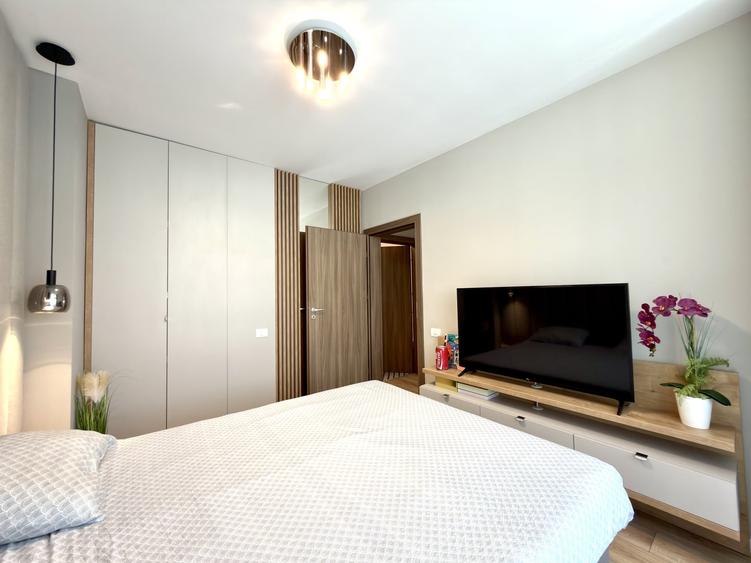 Apartament cu 3 camere semidecomandat, mobilat în Torontalului