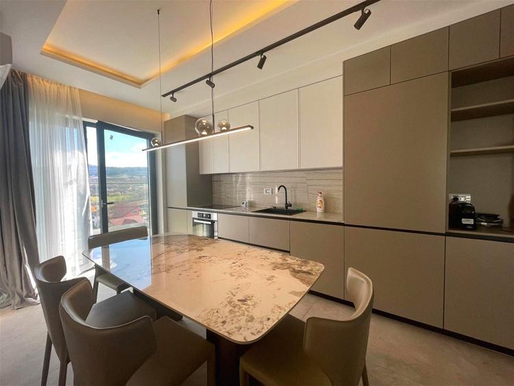 Apartament cu 3 camere semidecomandat, mobilat în Bună Ziua