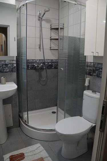 Apartament cu 4 camere decomandat în Rovine