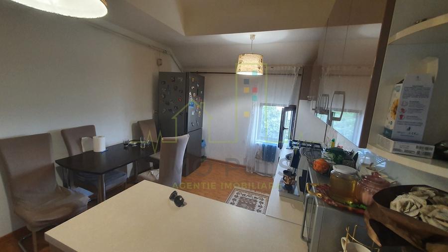 Apartament cu 4 camere semidecomandat, mobilat în Girocului