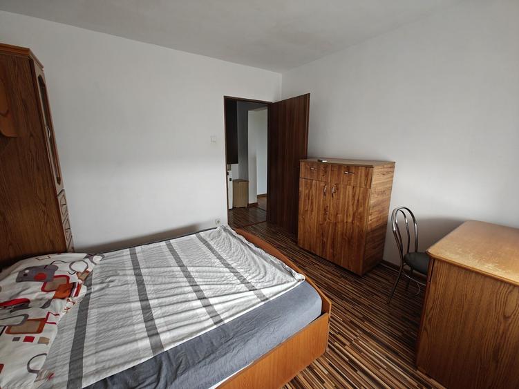 Apartament cu 2 camere semidecomandat în Craiovița Nouă