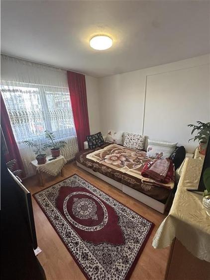Apartament cu 3 camere semidecomandat în Circumvalațiunii
