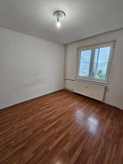 Apartament cu 3 camere semidecomandat în Rahova