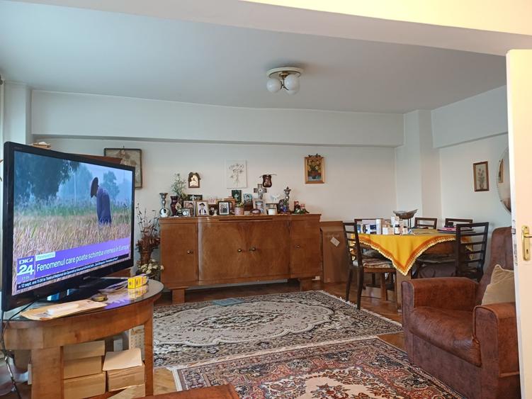 Apartament cu 4 camere decomandat în Calea București