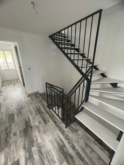 Duplex cu 5 camere cu Canalizare în Livezeni