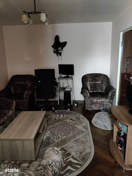 Apartament cu 3 camere semidecomandat în Far