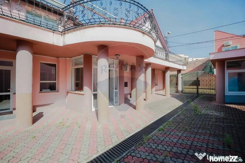 Casă cu 7 camere cu Teren 380 Mp în Decebal