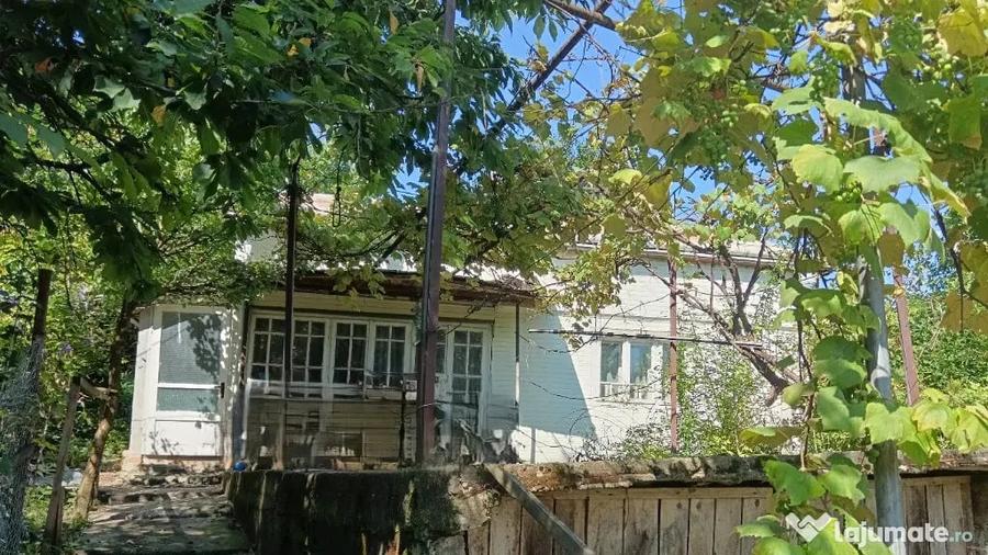 Casă cu 2 camere cu Teren 440 Mp în Ipotești