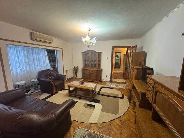 Apartament cu 3 camere semidecomandat, mobilat în Aradului