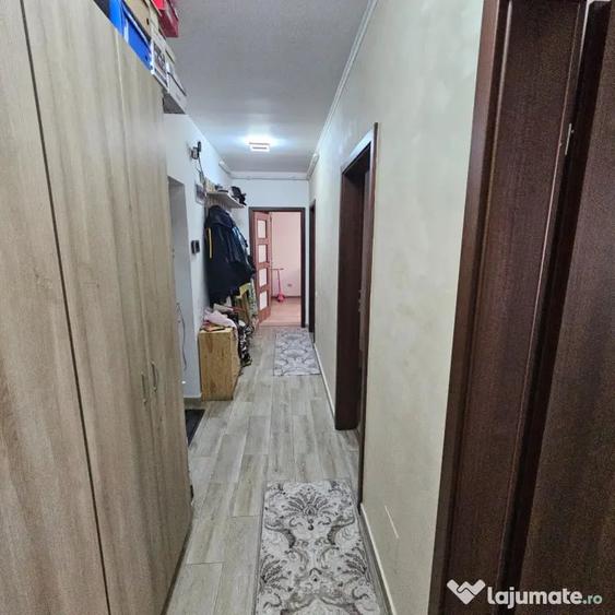 Apartament cu 3 camere decomandat în Berceni