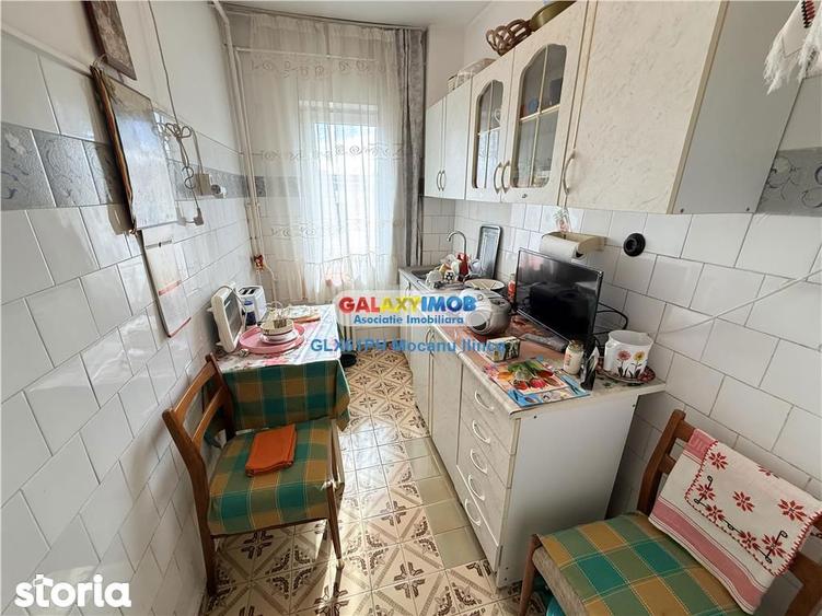 Apartament cu 3 camere semidecomandat, mobilat în Vest