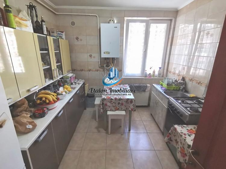 Apartament cu 4 camere decomandat în Precista