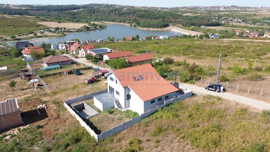 Casă individuală cu 6 camere cu Canalizare în Paleu