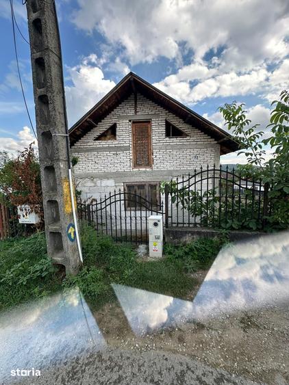 Casă cu 3 camere cu Canalizare în Brănești